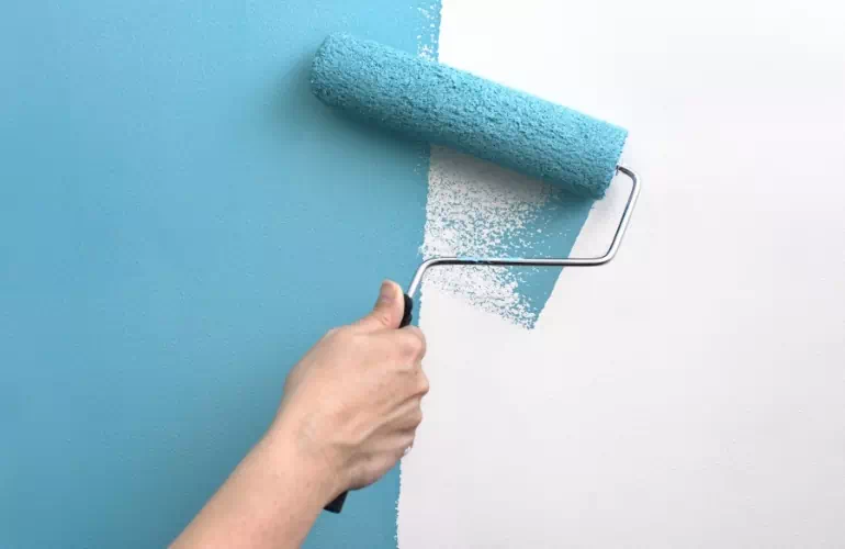 Ściana malowana na błękitno